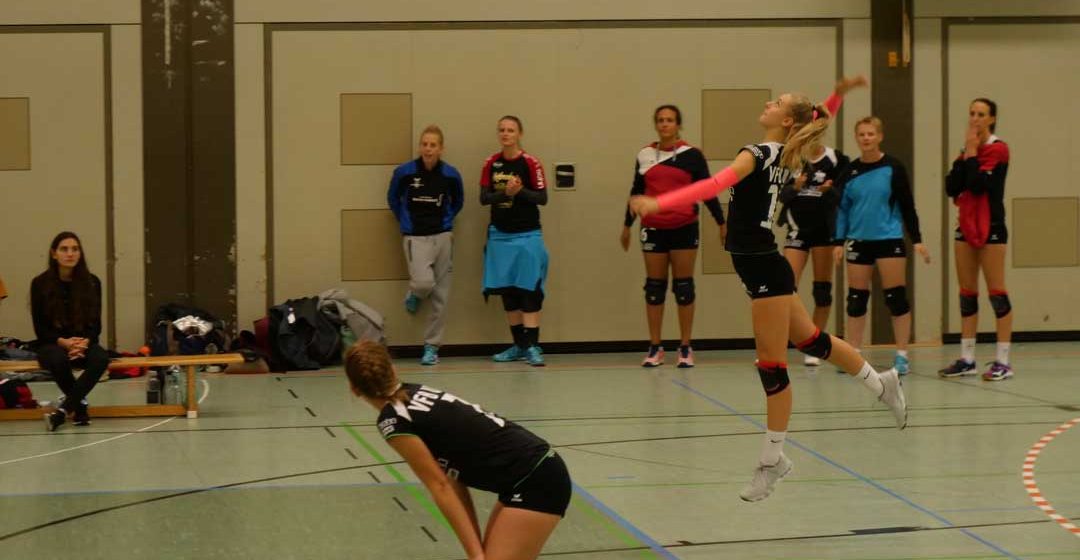 VfB Hannah Kohn beim Aufschlag